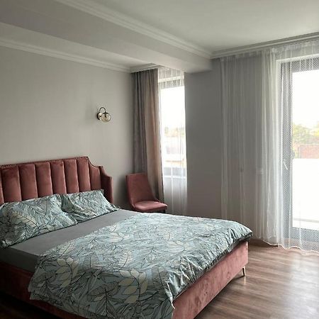 Becca'S Downtown Apartment With Private Parking Oradea Exterior foto