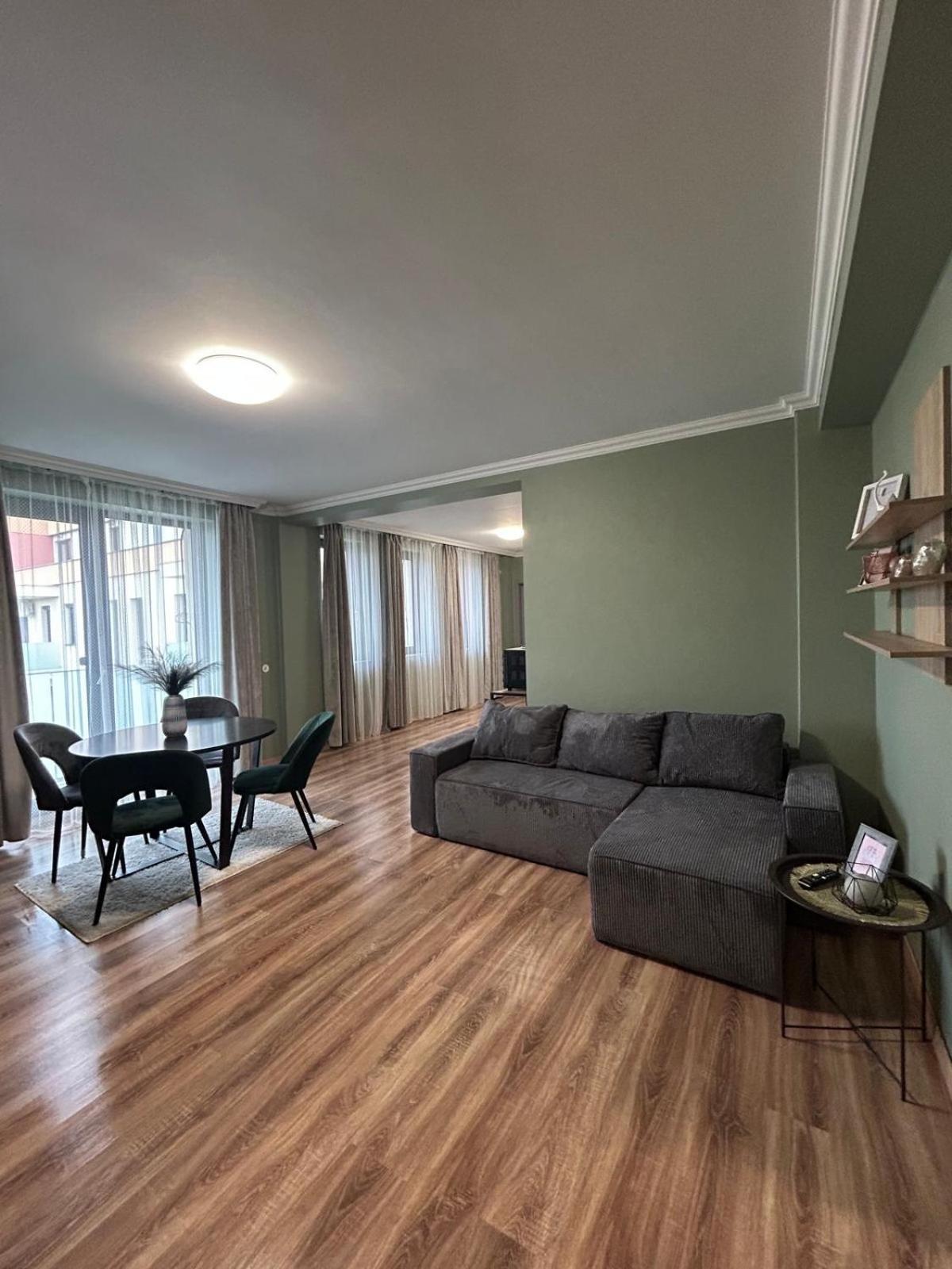 Becca'S Downtown Apartment With Private Parking Oradea Exterior foto
